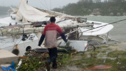 Un habitant&nbsp;du Vanuatu constatent les d&eacute;g&acirc;ts apr&egrave;s le passage du cyclone Pam sur l'archipel du Pacifique, le 14 mars 2015. (UNICEF PACIFIC / MAXPPP)