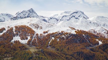 La station de Serre-Chevalier vue depuis le col du Granon, le 1er novembre 2023, à Briançon (Hautes-Alpes). (THIBAUT DURAND / HANS LUCAS / AFP)