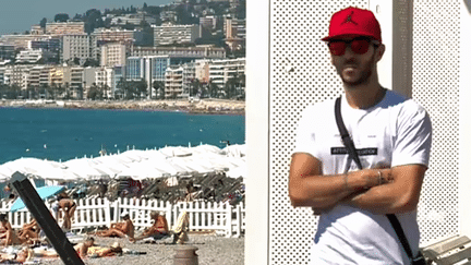 Le rappeur C2K sur la promenade des Anglais, théâtre de l'attentat du 14 juillet dernier.
 (France 3 Côte d&#039;Azur)