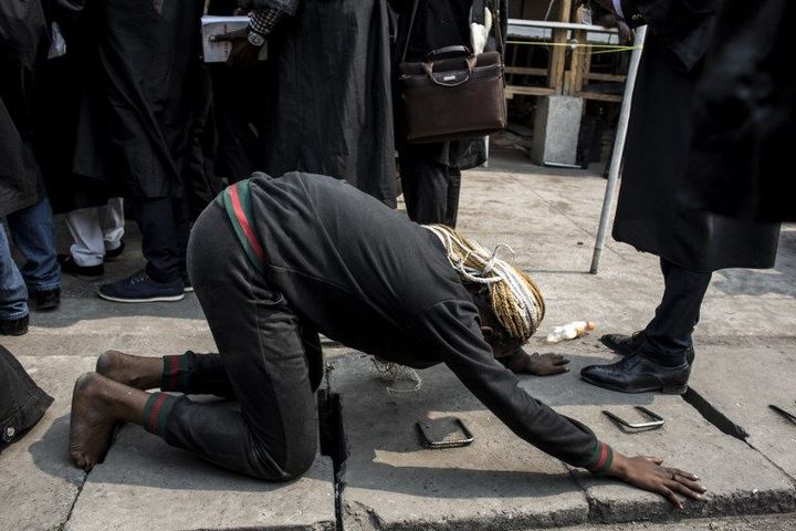 Ujana, mot swahili, qui signifie jeunesse, désigne à Kinshasa des filles mineures accusées de ne rien porter sous leurs vêtements pour attirer des hommes mûrs qui ont de l'argent.
 (JOHN WESSELS / AFP)