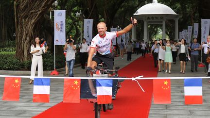 L'architecte belge Raf van Hulle arrive à Canton (Chine) le 3 août 2018, après avoir parcouru 12 000 km en vélo solaire pour la course "Sun Trip".&nbsp; (AFP)