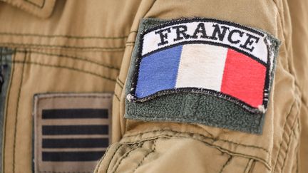 Le badge d'un militaire de la force Barkhane dans la base de Niamey (Niger), le 22 décembre 2018. (LUDOVIC MARIN / AFP)