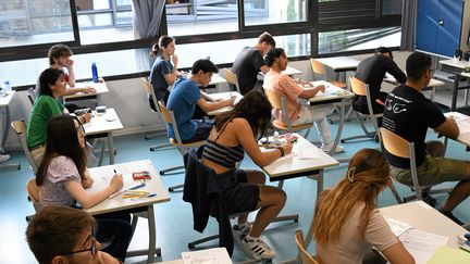 Des élèves de terminale pendant une épreuve du baccalauréat 2023, à Montpellier. (JEAN MICHEL MART / MAXPPP)