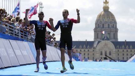 Thibaut Rigaudeau et son guide Cyril Viennot, 2e en paratriathlon catégorie PTVI, le 2 septembre 2024. (THIBAULT CAMUS/AP/SIPA / SIPA)