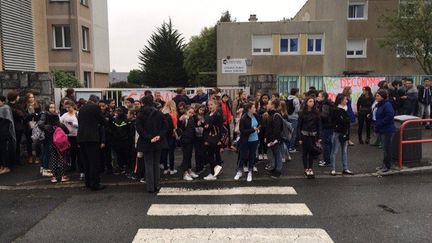 Des élèves devant le collège Robert-Surcouf à Saint-Malo (Ille-et-Vilaine), le 2 juin 2016. (Mélanie Anger / FRANCE 3 BRETAGNE)