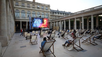 Un concert de Jean-Michel Jarre lors de la Fête de la musique en 2020 avec des spectateurs assis à Paris.&nbsp; (LP/OLIVIER ARANDEL / MAXPPP)