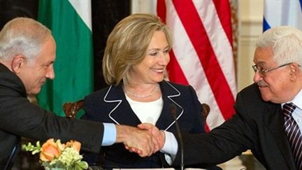 Le Premier ministre israélien et le président palestinien se serrent la main sous les yeux de Hillary Clinton (2/9/10) (AFP - Saul LOEB)