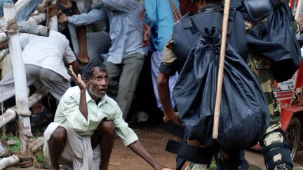 Un manifestant tente de se prot&eacute;ger alors qu'un policier s'appr&ecirc;te &agrave; le frapper &agrave; Bhubaneswar (Inde), le 6 septembre 2012. (AFP)