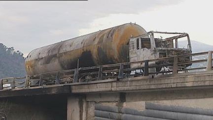 Un camion transportant du propane a pris feu sur l'A8. Son chauffeur est décédé (F3)