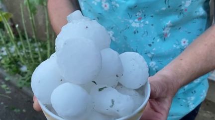 Plus de 200 impacts de foudre ont été recensés en Haute-Loire, dimanche 3 juillet. De la grêle s'est abattue, en particulier à Saint-Julien-Chapteuil. Il était environ 16&nbsp;h&nbsp;lorsque de gros grêlons sont tombés durant 20 minutes, entraînant plusieurs dégâts matériels. (FRANCE 3)