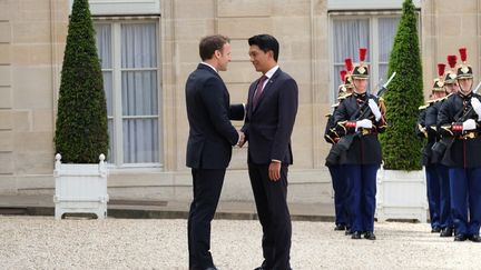 Le président français Emmanuel Macron et son homologue malgache&nbsp;Andry Rajoelina le&nbsp;29 mai 2019 à l'Élysée à Paris. (NATHANAEL CHARBONNIER / FRANCE-INFO)