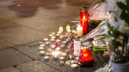 Des fleurs déposées en mémoire du policier tué sur les Champs-Elysées dans le cadre de ses fonctions, jeudi 20 avril 2017. (JULIEN MATTIA / NURPHOTO / AFP)