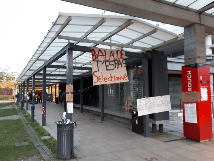 Des manifestants ont demandé, lundi 16 avril, la démission du président de l'université de Nanterre, Jean-François Balaudé. (BENJAMIN CHAUVIN / RADIO FRANCE)