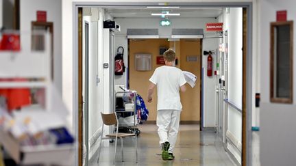 Un soignant dans un couloir du service des urgences du CHRU de Nancy, le 11 juillet 2022. (MAXPPP)