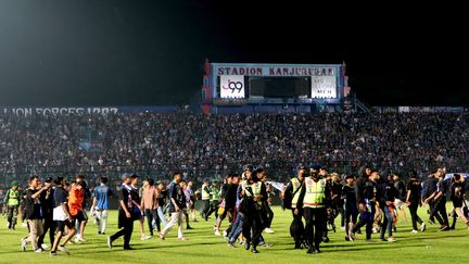 Les supporters ont envahi la pelouse, avant d'en être expulsés par la police, entraînant un mouvement de foule meurtrier à Malang, le 2 octobre 2022. (SURYANTO / ANADOLU AGENCY)