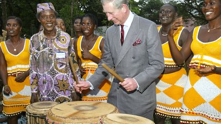 Les percussions, m&ecirc;me les plus ancestrales n'ont aucun secret pour le prince. (SEYLLOU DIALLO / AFP)