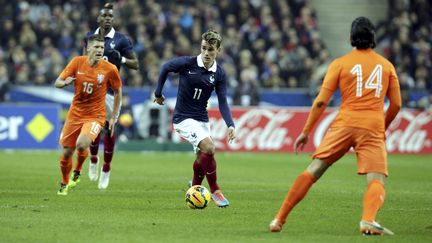 Un mois après la levée de sa suspension pour une virée nocturne en Espoirs, Antoine Griezmann est appelé en équipe de France par Didier Deschamps. Le joueur de la Real Sociedad dispute alors sa première sélection le 5 mars 2014. (OLIVIER ARANDEL / MAXPPP)