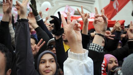 Des milliers de Tunisiens c&eacute;l&egrave;brent le premier anniversaire de la chute de Ben Ali, le 14 janvier 2012, sur l'avenue Bourguiba &agrave; Tunis.&nbsp; (FETHI BELAID / AFP)