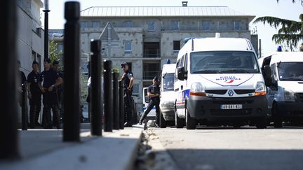 Des cars de police devant le commissariat, &agrave; Trappes, le 18 juillet 2013. (FRED DUFOUR / AFP)