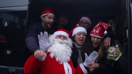 Hôpital : les policiers jouent les pères Noël auprès des enfants malades (France 2)