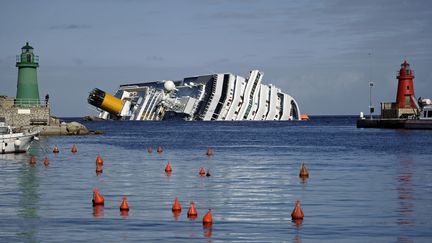 L'&eacute;pave du "Costa Concordia", le 23 janvier, pr&egrave;s de l'&icirc;le du Giglio, en Italie. (FILIPPO MONTEFORTE / AFP)