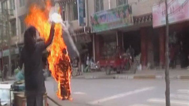 Une nonne bouddhiste s'immole dans la ville tib&eacute;taine de Daofu, au nord-ouest de la Chine, le 22 novembre 2011. (REUTERS)