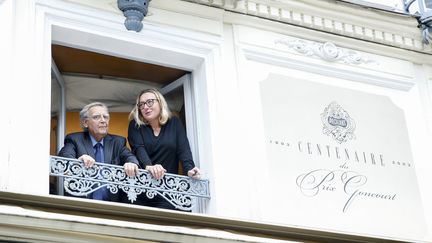 La romancière Viriginie Despentes et Bernard Pivot à la fenêtre du restaurant Drouant, qui accueille chaque mois les membres de l'académie Goncourt, le 7 novembre 2018, à Paris. (MAXPPP)