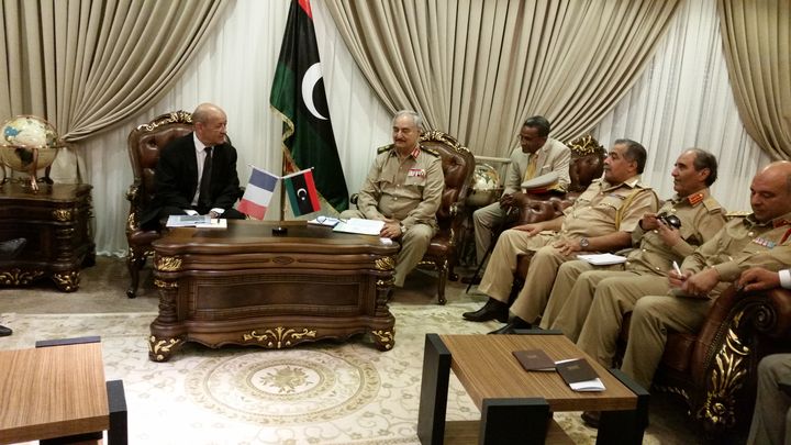 Jean-Yves Le Drian, le ministre des Affaires étrangères, avec le maréchal Haftar, l'homme fort de l'est de la Libye, à Benghazi, le 4 septembre 2017. (ISABELLE LABEYRIE / RADIO FRANCE)