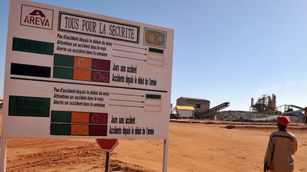 L'entr&eacute;e du site nucl&eacute;aire d'Areva &agrave; Arlit,&nbsp;dans le nord du Niger, le 26 septembre 2010. (ISSOUF SANOGO / AFP)