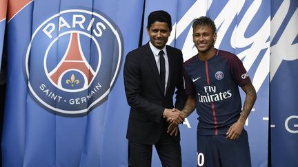 &nbsp;Le président du PSG, Nasser Al-Khelaifi, pose avec sa recrue Neymar, le 4 août 2017 au Parc des princes. (PHILIPPE LOPEZ / AFP)