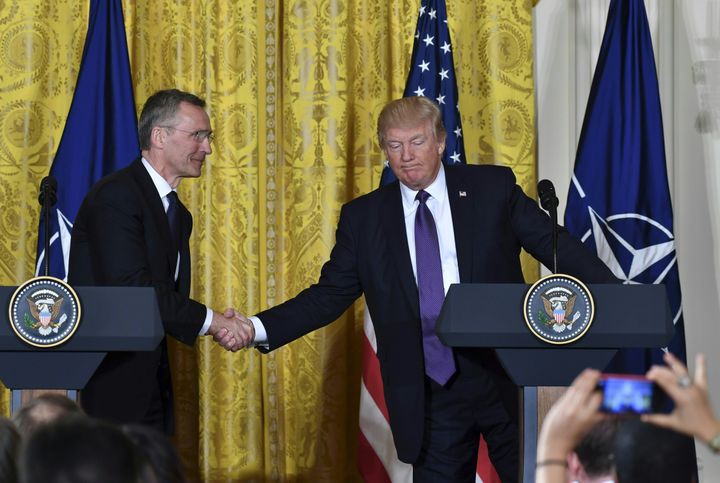 Le secrétaire général de l'Otan, Jens Stoltenberg, et le président américain, Donald Trump, mercredi 12 avril 2017 à la Maison Blanche.&nbsp; (NICHOLAS KAMM / AFP)