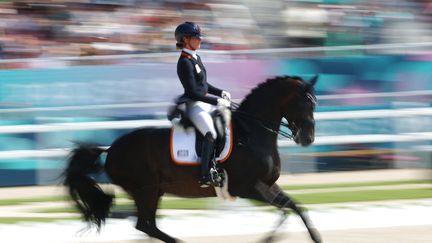 La cavalière néerlandaise Dinja Van Liere et son cheval Hermes lors du grand prix individuel de dressage équestre lors des Jeux Olympiques de Paris 2024 au château de Versailles, le 30 juillet 2024. (PIERRE-PHILIPPE MARCOU / AFP)