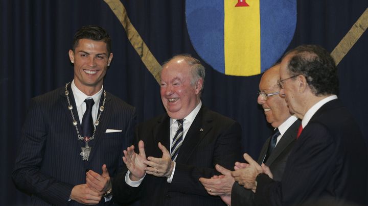 Le joueur Cristiano Ronaldo re&ccedil;oit la m&eacute;daille du m&eacute;rite de Mad&egrave;re (Portugal), au parlement r&eacute;gional, dimanche 21 d&eacute;cembre 2014. (  MAXPPP)