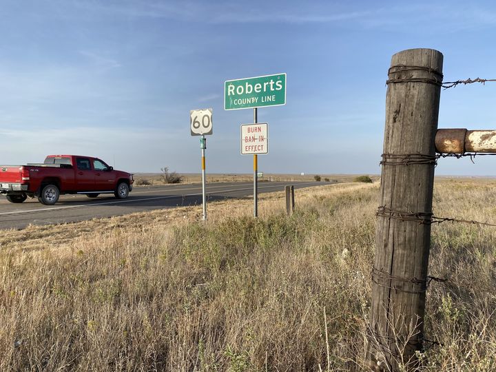 L'entrée du comté de Roberts (Texas), le 21 octobre 2020. (RAPHAEL GODET / FRANCEINFO)