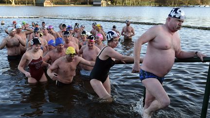 Les participants &agrave; la traditionnelle Coupe de Peter Pan, qui a lieu le jour de No&euml;l, sortent de l'eau glac&eacute;e &agrave; Hyde Park, &agrave; Londres (Royaume-Uni).&nbsp; (TOBY MELVILLE / REUTERS)