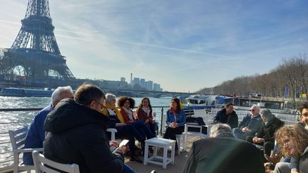 La consultation a été lancée sur une péniche sur la Seine, à Paris. (VICTORIA KOUSSA)