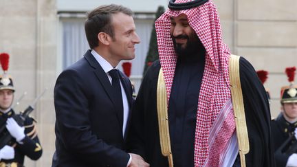 Emmanuel Macron et le prince héritier saoudien Mohammed Ben Salmane, à l'Elysée (Paris), le 10 avril 2018. (LUDOVIC MARIN / AFP)