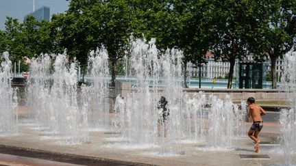 Des enfants jouent dans une fontaine à Lyon (Rhône), le 22 juin 2017.&nbsp; (CITIZENSIDE / FRANCK CHAPOLARD / AFP)