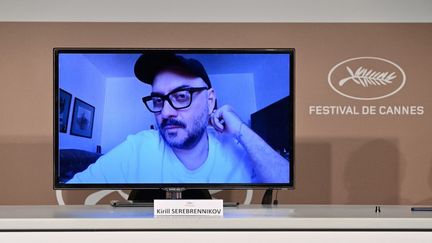 Le metteur en scène russe Kirill&nbsp;Serebrennikov en visioconférence au Festival de Cannes 2021, pour son film en compétition "La Fièvre de Petrov" (2021). (JOHN MACDOUGALL / AFP)