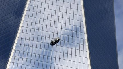 Deux laveurs de carreaux suspendus au-dessus du vide dans une nacelle sur le World Trade Center, le 12 novembre 2014, &agrave; New York. ( BRENDAN MCDERMID / REUTERS)