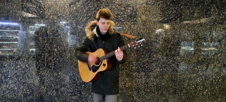 Un jeune guitariste dans un passage souterrain de Kiev (Ukraine), dimanche 6 février 2022. (BENJAMIN ILLY / RADIO FRANCE)