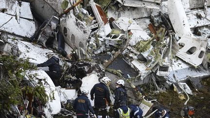 Les débris de l'avion transportant l'équipe de foot brésilienne de Chapecoense, qui s'est écrasé en Colombie, le 29 novembre 2016. (RAUL ARBOLEDA / STR)