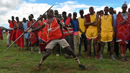 Les guerriers projettent une lance, plus longue que les habituels javelots.&nbsp;&nbsp; (TONY KARUMBA / AFP)