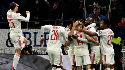 Les Lyonnais célèbrent le but de Moussa Dembélé contre le FC Porto. (JEAN-PHILIPPE KSIAZEK / AFP)