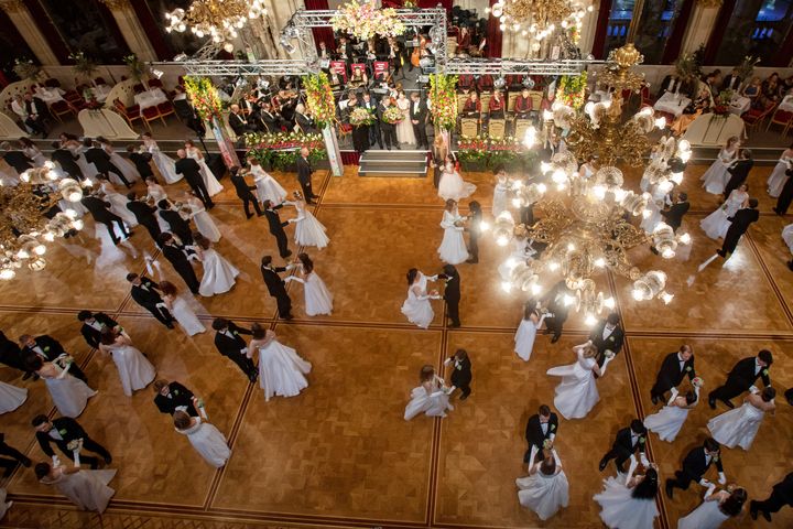 Des couples de danseurs à l'ouverture du 99e Bal des fleurs à la mairie de Vienne (Autriche), le 13 janvier 2023. (ALEX HALADA / AFP)