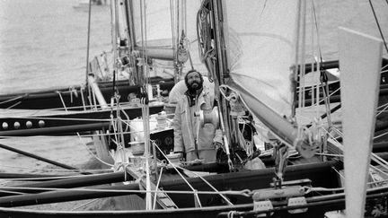 Le navigateur Alain Colas à bord de "Manureva", le 29 mars 1974 à Saint-Malo (Ille-et-Vilaine) au terme d'une course autour du monde en solitaire. (- / AFP)