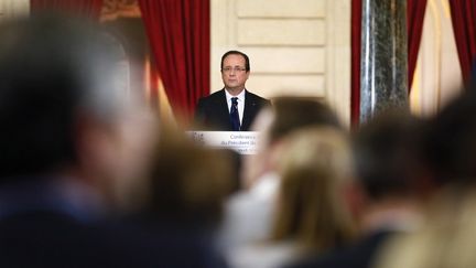 Fran&ccedil;ois Hollande, le 16 mai 2013, &agrave; l'Elys&eacute;e, lors de sa deuxi&egrave;me conf&eacute;rence de presse.&nbsp; (PATRICK KOVARIK / AFP)