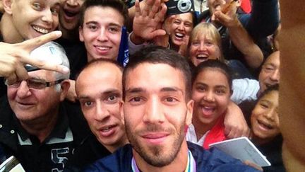 &nbsp; (Mahiedine Mekhissi prend un selfie avec des supporters, une photo postée sur son compte Twitter © Mahiedine Mekhissi/Twitter)