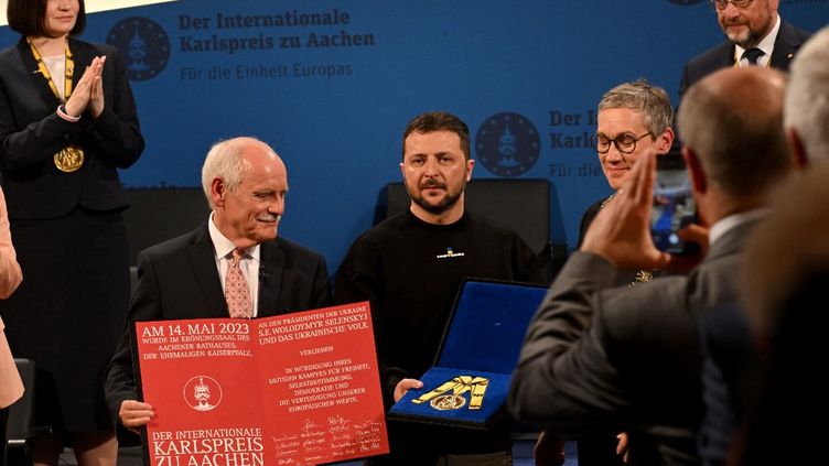 Ukrainian President Volodymyr Zelensky receives the Charlemagne Prize in Aachen (Germany), May 14, 2023. (INA FASSBENDER / AFP)