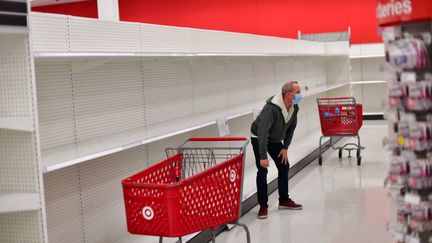 Un homme dans un supermarché Target en&nbsp;Pennsylvanie, aux États-Unis, le 20 novembre 2020.&nbsp; (MARK MAKELA / REUTERS)